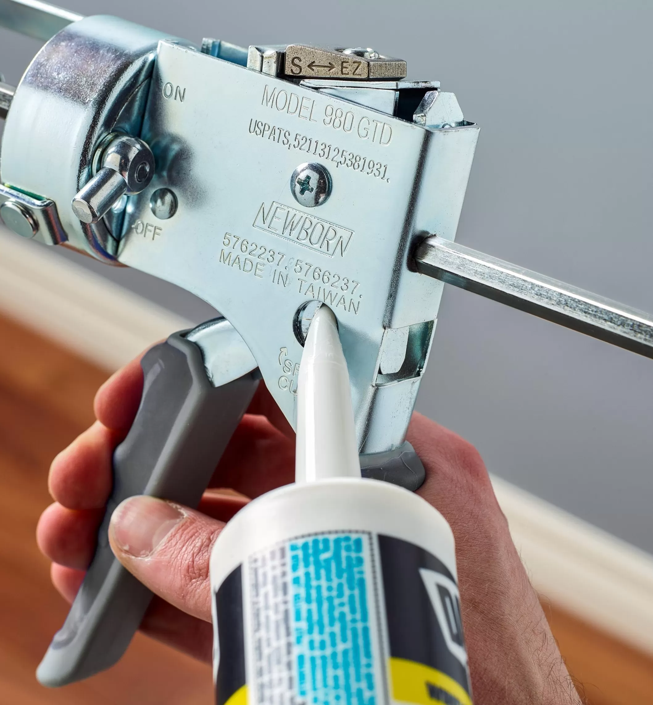 Outlet Lee Valley Dripless Caulking Gun