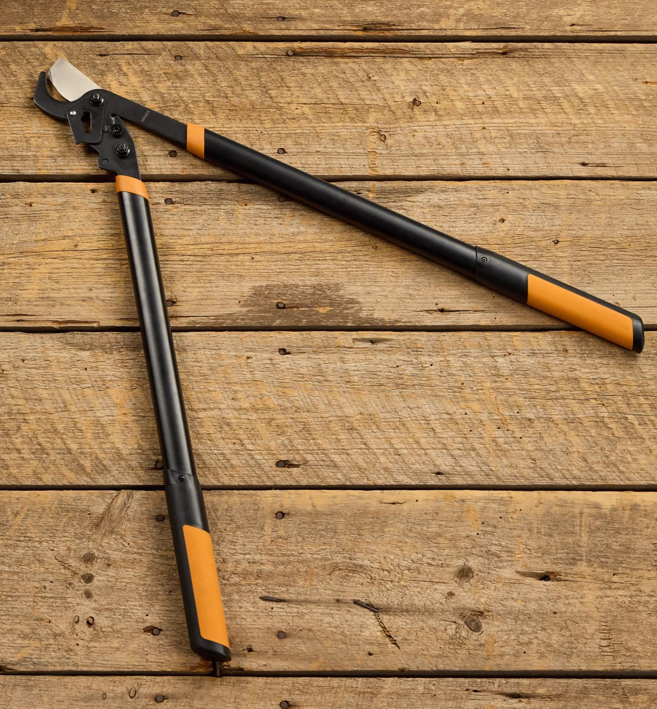 Hot Lee Valley Fiskars 32" PowerGear2 Loppers, 2" Capacity